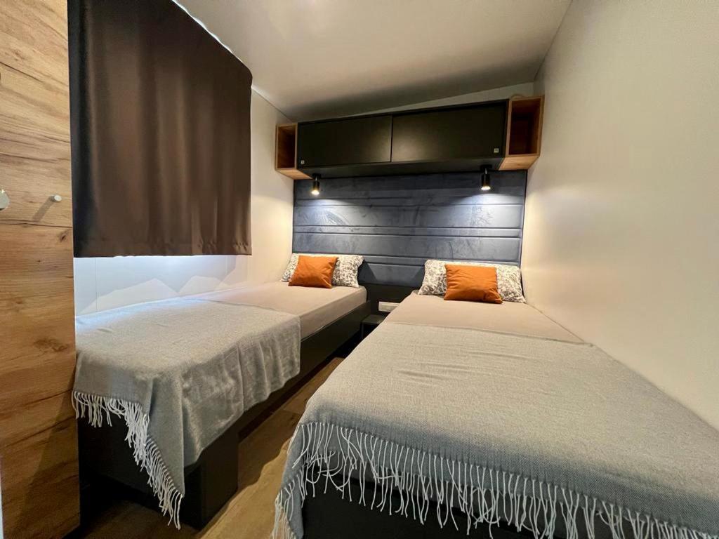 Villa Family Grand De Luxe Mobilhome Селце Экстерьер фото