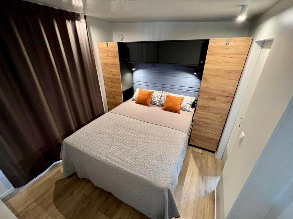Villa Family Grand De Luxe Mobilhome Селце Экстерьер фото