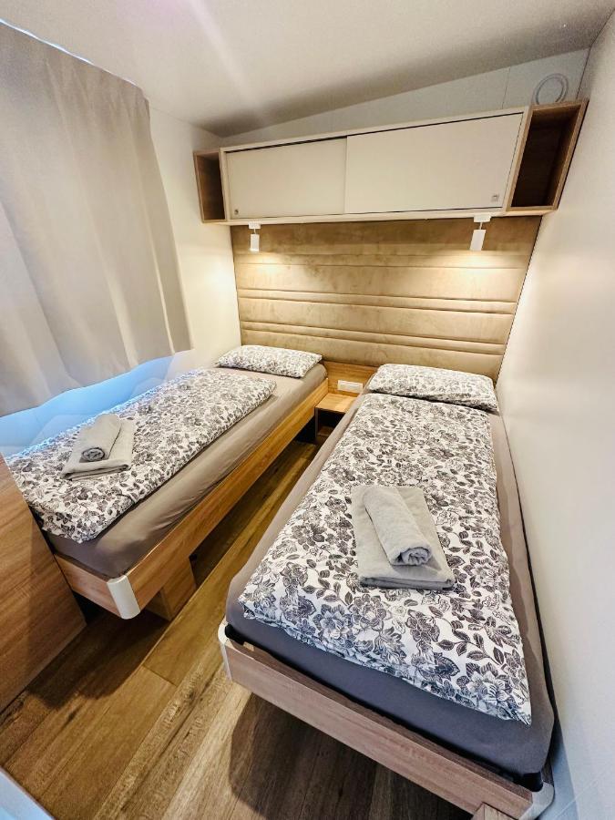 Villa Family Grand De Luxe Mobilhome Селце Экстерьер фото