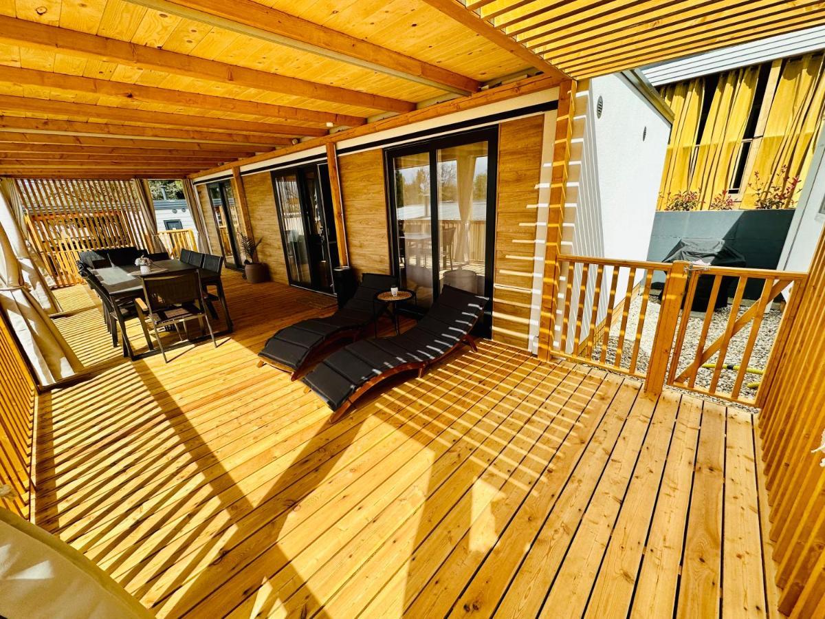 Villa Family Grand De Luxe Mobilhome Селце Экстерьер фото